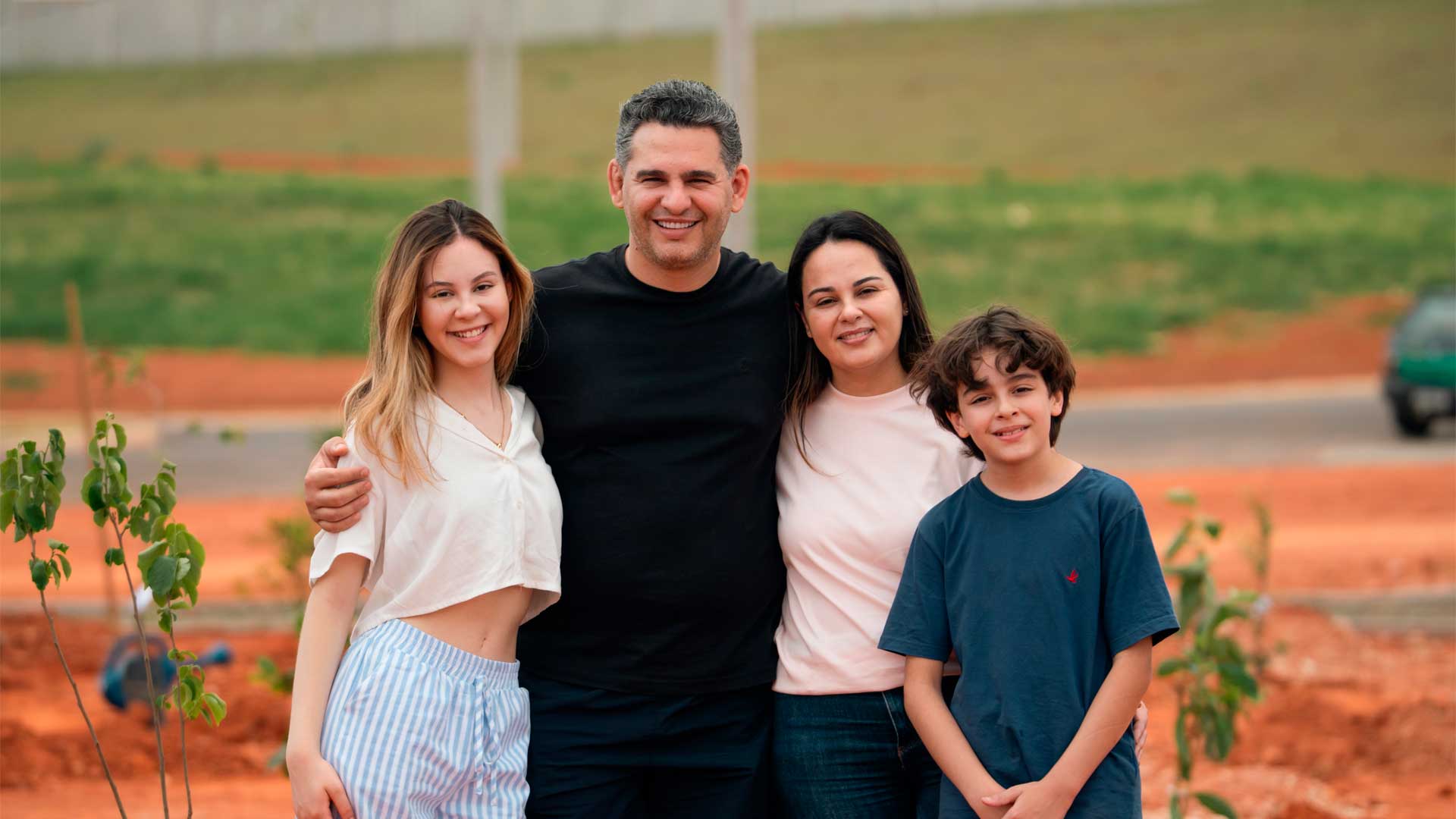 Plantando o futuro: famílias participam de ação de arborização e hortas comunitárias no Reservas dos Ypês IV